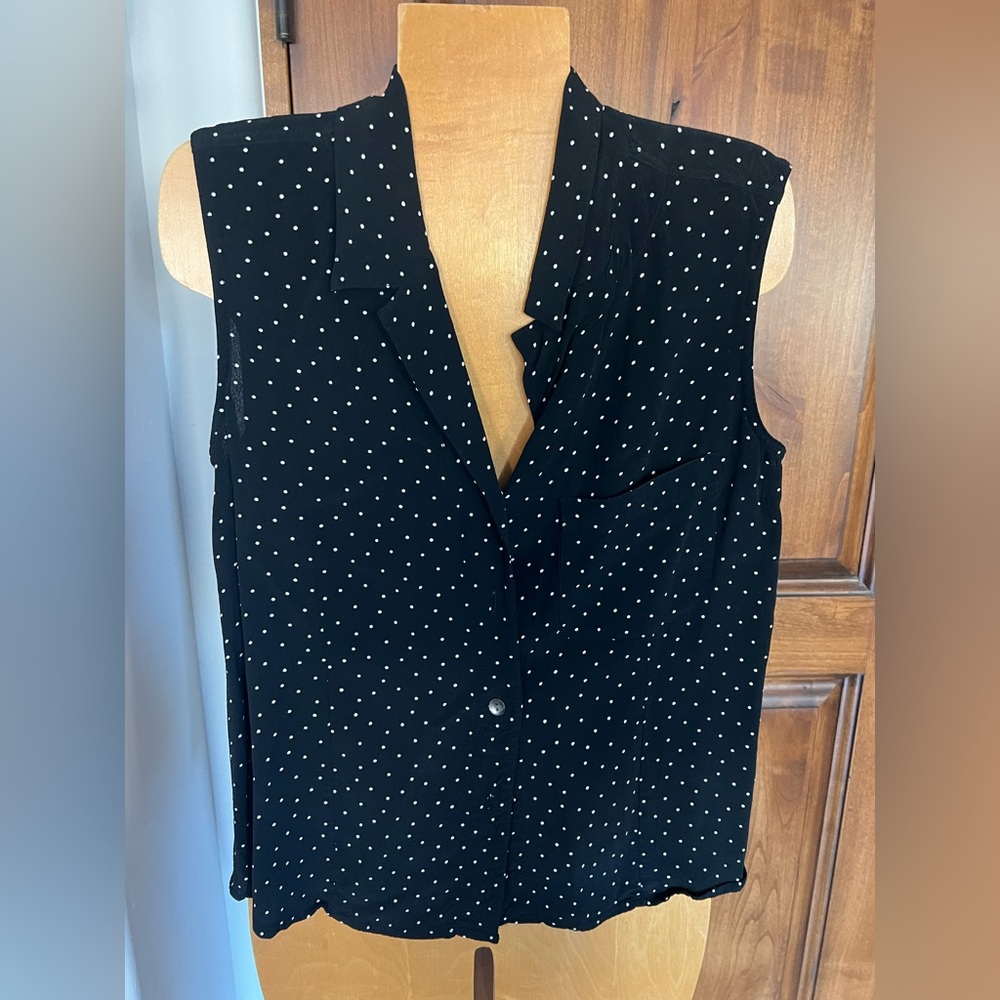 Chico’s design black white polka dot sleeveless blouse top button down size 1